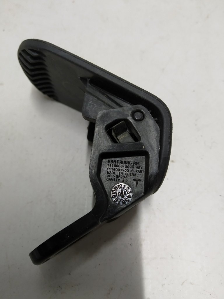 13 Tapón (abrazadera) para fijar la caja del compartimento del motor, derecha Tesla modelo 3 1116003-00-C